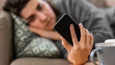 Fenomena Doomscrolling dan Dampaknya Bagi Kesehatan Mental Remaja