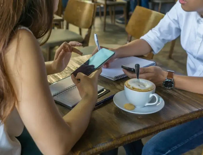 Cara Amankan M-Banking Saat Menggunakan Wi-Fi Publik di Kafe