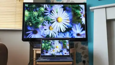 Cara Menghubungkan Laptop ke TV Tanpa Kabel dengan Mudah